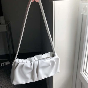Väska - Den här fina väskan från ASOS kommer tyvärr inte till användning därför säljer jag den. Kommer inte ihåg nypriset men säljer för 100kr💕💕💕
