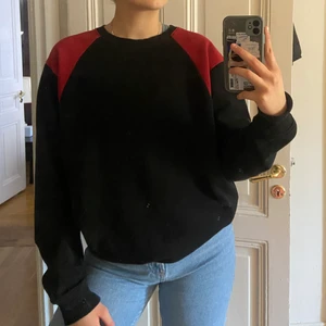 Weekday tröja  - Svart oversized tröja från weekday. Använt ett par gånger :)