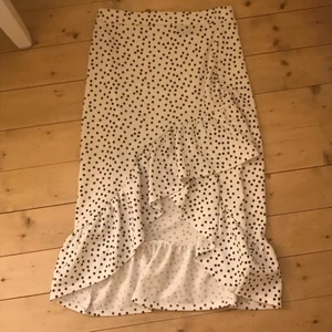 Prickig kjol - Säljer denna kjolen som jag tidigare köpt från plick men inte fått ett tillfälle att använda den på! Köpare står för frakt🤎🤎