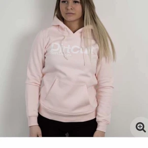 dritcült hoddie - en nästan oanvänd dirtcült hoddie, hoddien är endast använd 2 ggr, strl xs, säljer pga använder inte, köpt för 600kr. Pris kan diskuteras