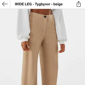 Beige Tygbyxor - Jätte fint byxor från Bershka aldrig använt pga fel storlek 