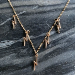 Halsband blixtar - Halsband med blixtar. Frågor och beställningar tar jag emot här eller på Instagram @emilias_smycken