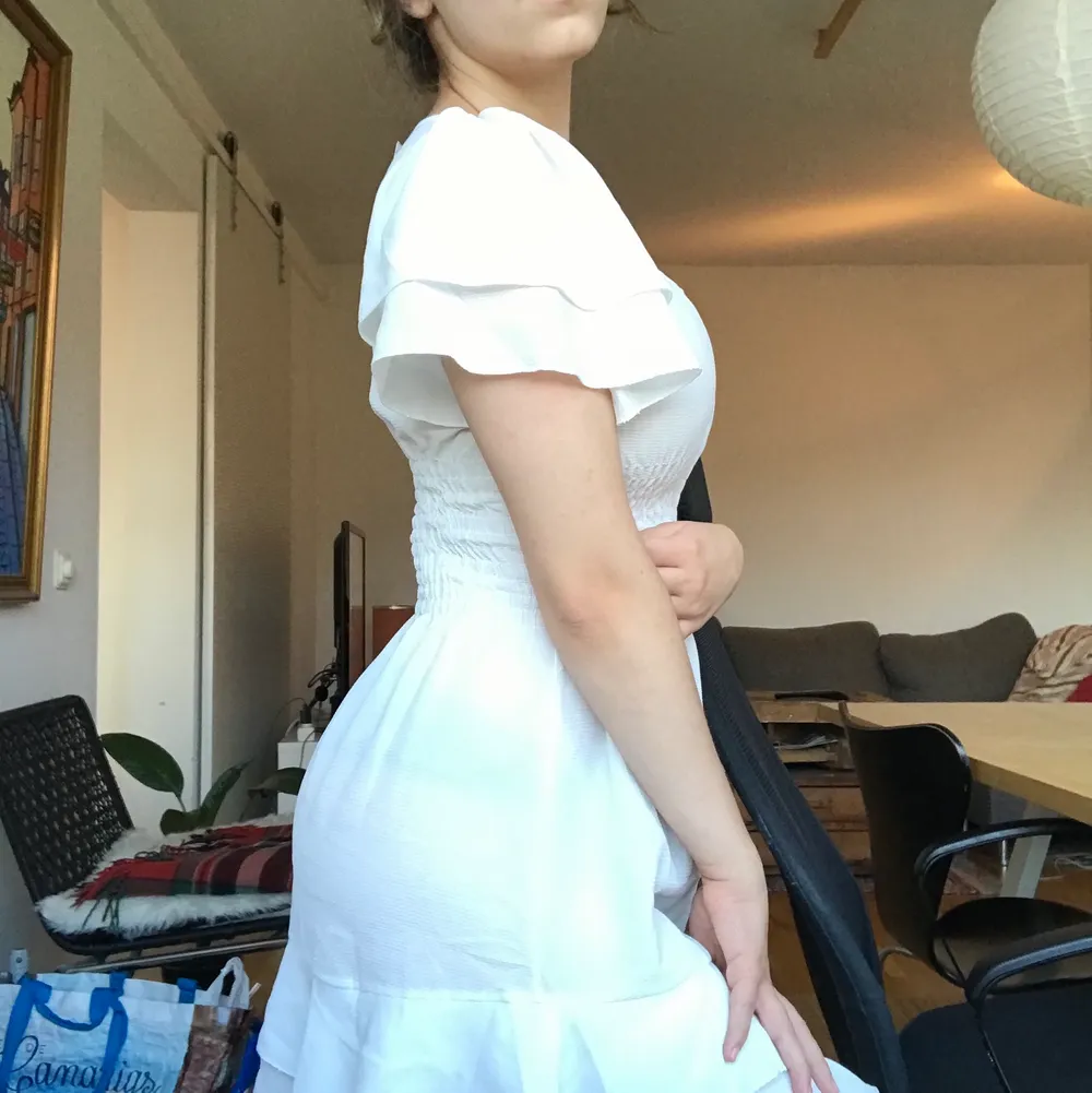 Söt och trendig vit klänning för sommaren i perfekt skick. Aldrig använt. . Klänningar.