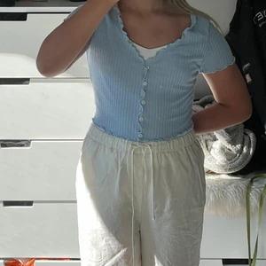 Söt topp - Superfin blå topp! Jag har testat den när den kom hem men aldrig använd. Hålet vid knappen näst längst ner var lite ”större” när jag fick hem toppen, men det var inget jag tänkte på<3