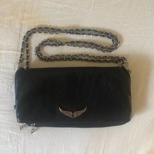 Zadig & Voltaire väska  - Nu ska jag ta steget och sälja min fina zadig väska😢 behöver oftast ha större väska därav kommer den inte till användning.  bra skick, båda remmarna + dustbag tillkommer. Köparen står för frakt. vi kan diskutera priset  🖤🖤🖤 