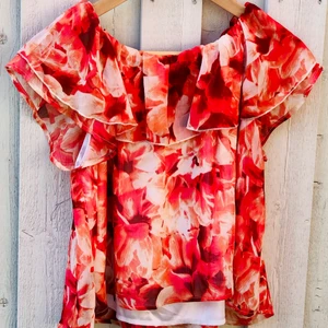 Bik Bok - Underbar midjekort top från Bik Bok.