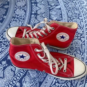 Röda Converse ❤️ - Säljer mina supersnygga röda Converse för att de tyvärr aldrig kommer till användning! 😊 