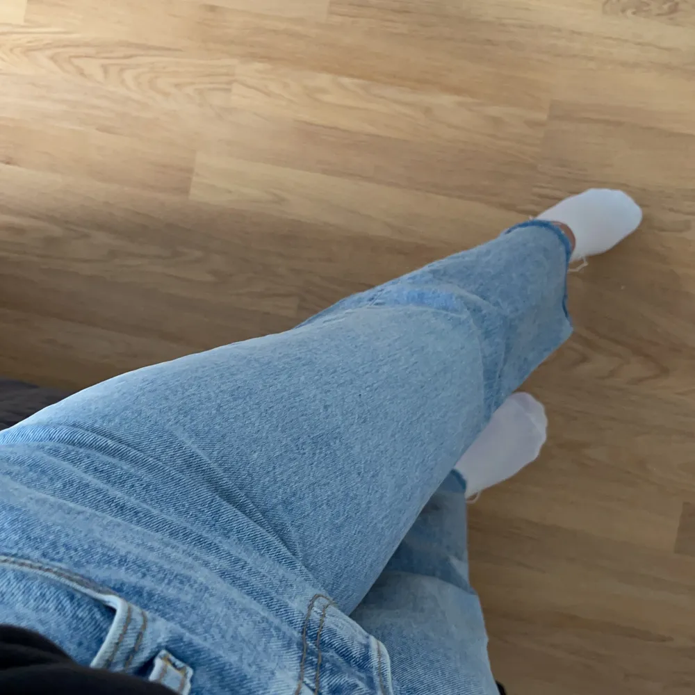 Snygga ankel jeans från Levi’s i storlek 26. Jag är 160 lång. Modellen heter Ribcage straight.👖 Knappt använda, nypris 1199kr. Köparen står för frakten 🥰. Jeans & Byxor.