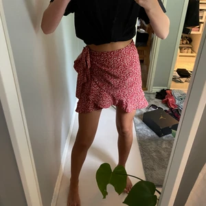 Storlek xs - En röd kjol som man knyter själv från shein. Aldrig använd💓