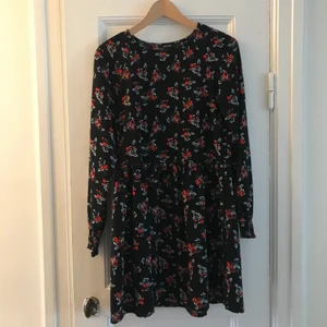 Blommig klänning - Söt klänning från monki i storlek XS. Den är något stor i storleken, så passar även S /M. Pris: 45 kr + 66 kr frakt🌻 