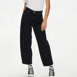 Säljer ett par svarta Levis jeans i modellen ”balloon leg” 🖤 Köpta här på plick men passade tyvärr inte mig! Köpare står för eventuell fraktkostnad ☺️