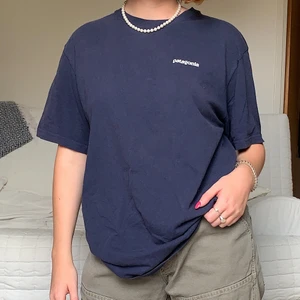Patagonia T-shirt - Säljer denna mörkblå t-shirt i storlek Large! Den är lite ”missfärgad” eller ”blekt” på baksida rygg, syns på bild 2💙