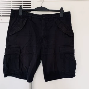 Cargo shorts - Cargo shorts, Str: 38, Modell: Herr, Skick: Använt skick (har tappat färgen lite), Pris: 50kr.  Kolla gärna in mina andra inlägg, Vid intresse av fler varor så fixar jag ett bra paketpris!