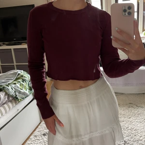 Vinröd topp - Säljer denna vinröda toppen från Gina tricot då den inte kommer till så mycket användning, den har ett litet hål som man kan se på sista bilden men de ser man inte för armarna är ganska långa, annars går de att sy igen! Skriv för fler bilder eller frågor💜kolla gärna in på de andra jag säljer också💜