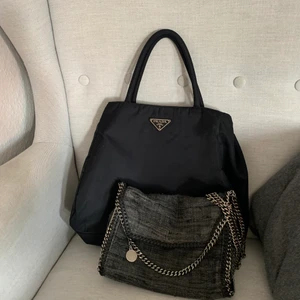 Stella McCartney väska - Säljer min fina Stella väska då jag ska flytta och behöver rensa lite. Jag har haft den länge och fått otroligt mycket användning av den då den rymmer mycket och passar till det mesta. Den är sliten baktill (bild 3) och därför säljer jag den billigt. Hör gärna av dig om du har frågor eller vill ha fler bilder🖤🖤🖤