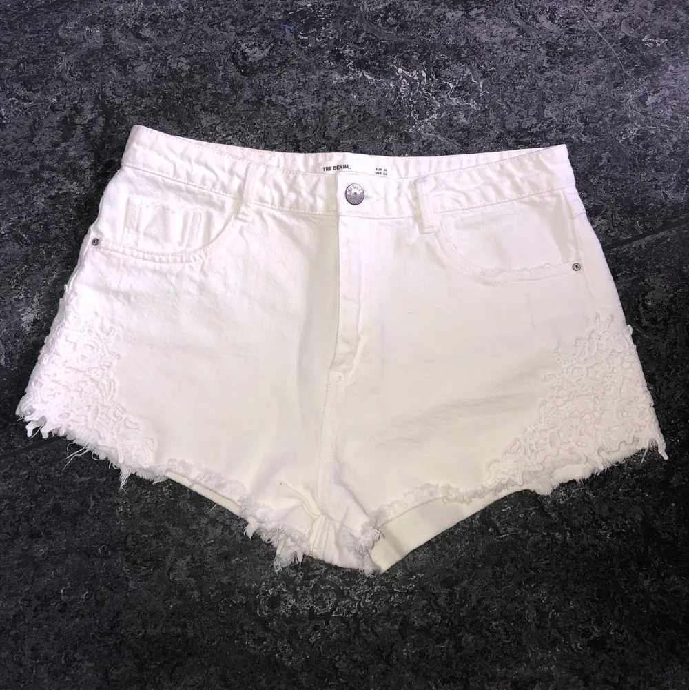 vita shorts från Zara i jättefint skick, knappt använda och säljs då jag köpte fel storlek. Shorts.