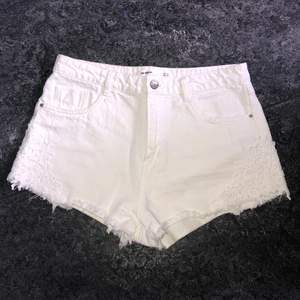 vita shorts från Zara i jättefint skick, knappt använda och säljs då jag köpte fel storlek