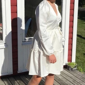 Vit Monki klänning - Säljer min absoluta favoritklänning då den blivit kort i ärmen 💕 superfin omlottklänning från Monki i  nyskick. Köpt för 400kr. Frakt 66kr. Hör av dig vid frågor eller intresse! 