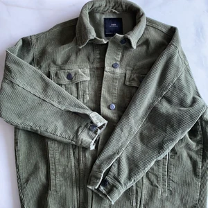 ZARA Jacka - Grön manchesterjacka från Zara. Använd men i fint skick. Frakten är spårbar och ingår i priset 