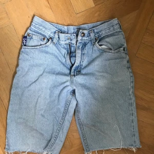Långa jeansshorts - Lite fläckar som synns på sista bilden 
