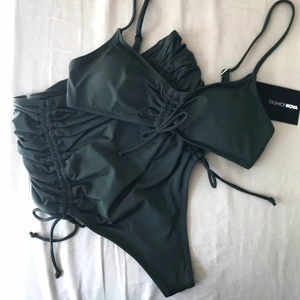 Bikini FashionNova - Militärgrön bikini från FashionNova, oanvända med lappar kvar, size S - 50kr 🌼