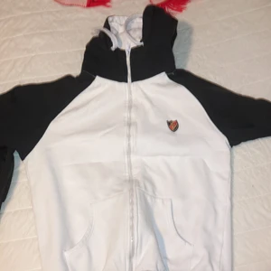 En vit kofta - Vill gärna man kan köpa den en kofta som håller för kylan bra