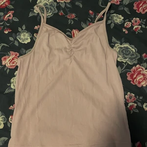 Linne  - Ett väldigt fint linne använd ett fåtal gånger.säljer då jag inte använder den längre 