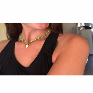 Handgjort Blom halsband - Säljer handgjorda Blom pärl-halsband för 50kr styck🦋💫 finns i alla färger man kan tänka sig och görs i önskad längd☺️💗