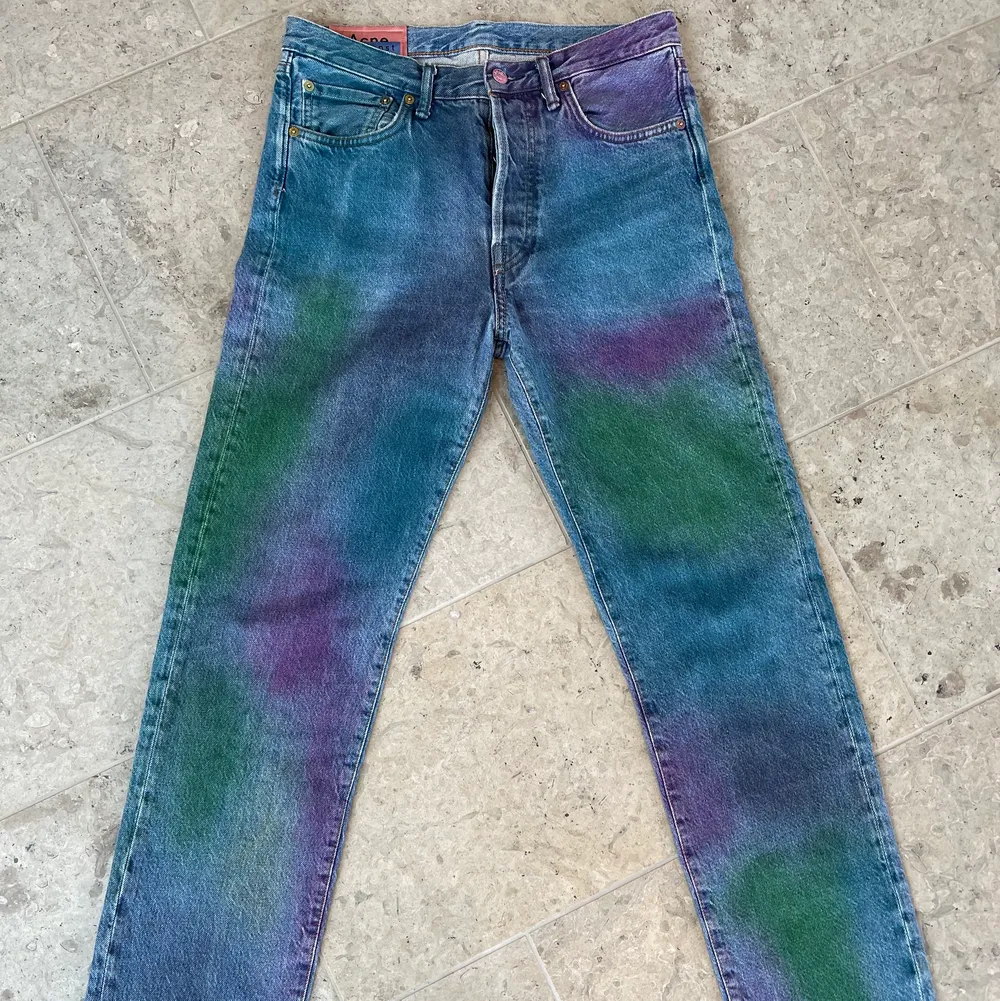 Sällsynta acne jeans i oanvänt skick med snygga detaljer. Sitter straight. Jeans & Byxor.