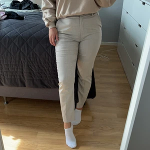 Kostymbyxor   - Snygga beiga kostymbyxor från H&M, använda endast ett fåtal gånger. Är i storlek 36. 😊 Materialet liknar linne men lite tjockare. Köpsaren står för frakten 🥰
