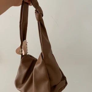 Väska  - Brun väska i fint skick som har mycket utrymme🤎