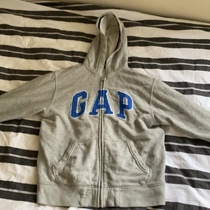 gap hoodie  - ljus grå tröja med mörk blått gap tryck. strl L (barn strl) 