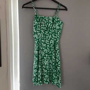Blommig klänning - En jättefin klänning som tyvärr är för liten! Köptes för ca 150kr! Säljer för 95kr+ gratis frakt! Den är från SHEIN och är xs! 