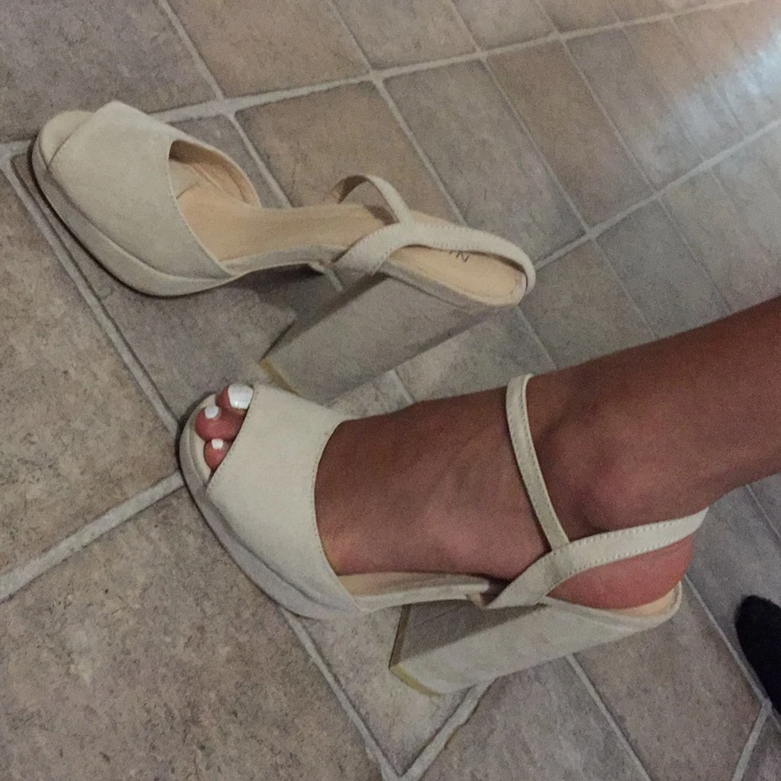 Beiga klackskor i mocka