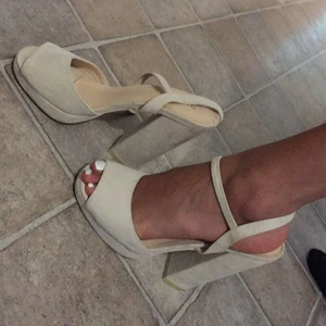 Beiga klackskor i mocka  - Beiga klackskor i mocka med ett spänne och tjock klack i storlek 36. Aldrig använda.