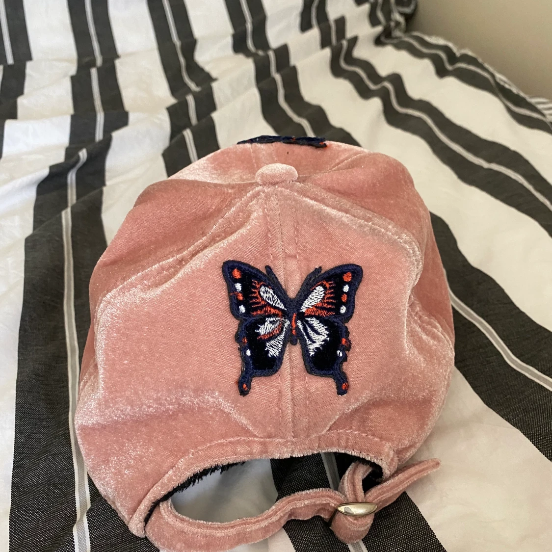 rosa keps med fjärilar  - 90