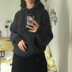 Svart hoodie - Svart hoodie från collusion. Väl använd men fortfarande bra skick ;) 