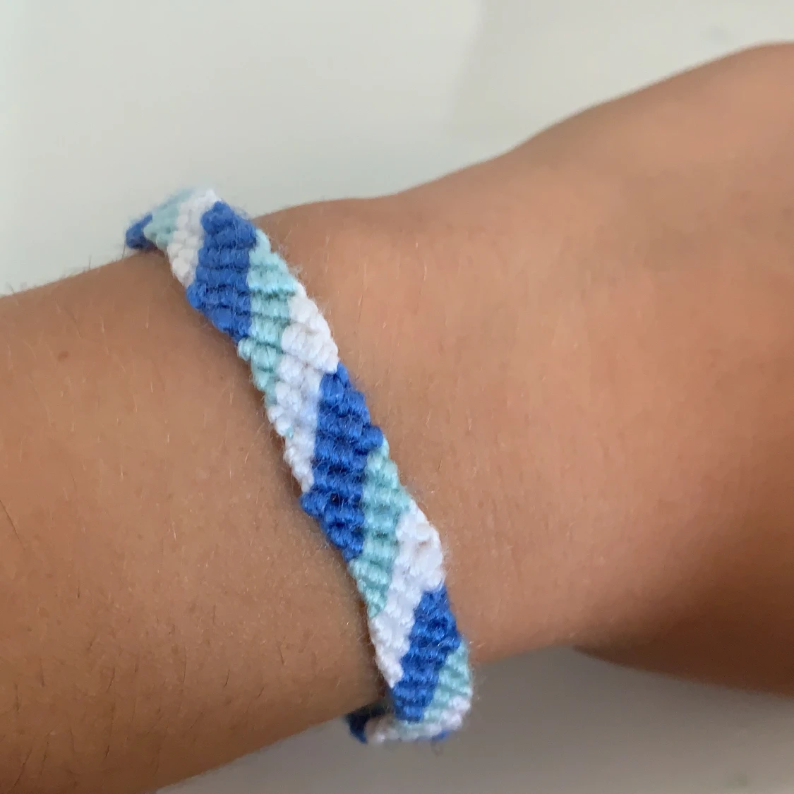 Handgjort ”friendship bracelet”