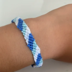 Handgjort ”friendship bracelet” - Heej! Jag säljer nu handgjorda armband! Ett armband kostar 20kr + frakt. Det är möjligt att välja färger och mönster själv!💞 hör gärna av dig om du har några frågor eller är intresserad!