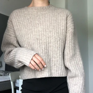 Beige stickad tröja  - Säljer denna stickade tröja då den inte längre kommer till användning! (Den säljs inte längre!) Vid hög efterfrågan kör vi budgivning!! Kontakta mig vid frågor 🥰 Köparen står för frakt 
