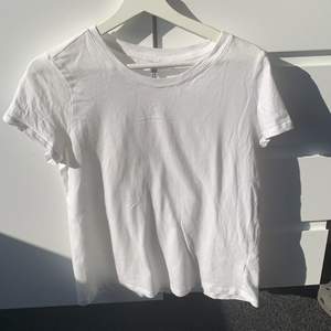 En helt vanlig vit t-shirt. Det är bomullstyg och tröjan känns mjuk. Kom ihåg att höra av er för mer information eller bilder vid intresse av köp :)