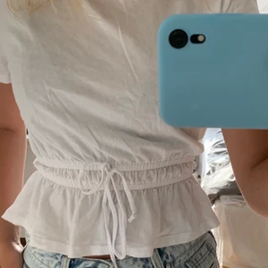 Topp - Söt t-shirt/topp med resor i midjan från zara. Fint skick. Säljer för 60kr plus frakt💕