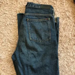 Säljer ett par mörkblåa jeans från Tommy Hilfiger💓