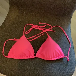 Bikbok bikiniöverdel - Bikiniöverdel i hotpink från bikbok. för liten för mig men passar nog en S. superfin och superskön, önska jag kunde ha den 💕💕💕