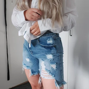Jeanshorts - Lite längre jeansshorts köpta på shein. Väldigt bra kvalité och ordentligt jeansmaterial. Storlek L, skulle säga dom motsvarar en 38/40. Använd någon enstaka gång 
