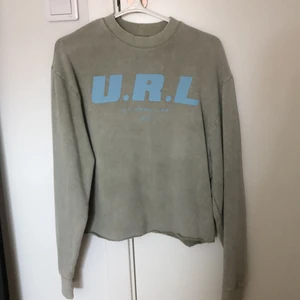 Grå Sweatshirt med tryck - Köpt från Asos, märket är Collusion. Storlek 2XS men sitter som en S/M. Mudden nere klippte jag av då den var för lång, men den är absolut inte kort nu. Använd en enda gång