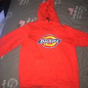 Säljer en hoodie från Dickies som är i storlek S. I väldigt bra skick och som är andvänd max 10 gånger🌸 köpt för ungefär 700-800 kr