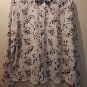 A flower 🌼designed topp  - Har aldrig använt och i bra skick, storleken är M/S och den passar med kjolen som jag har lagt upp. Kan byta pris om den är för dyr 