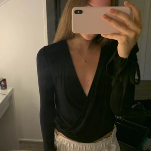Omlottröja  - Svart omlottröja ifrån Ivyrevel i storlek S. Superskönt material och har jättefina snördetaljer på ärmarna.  