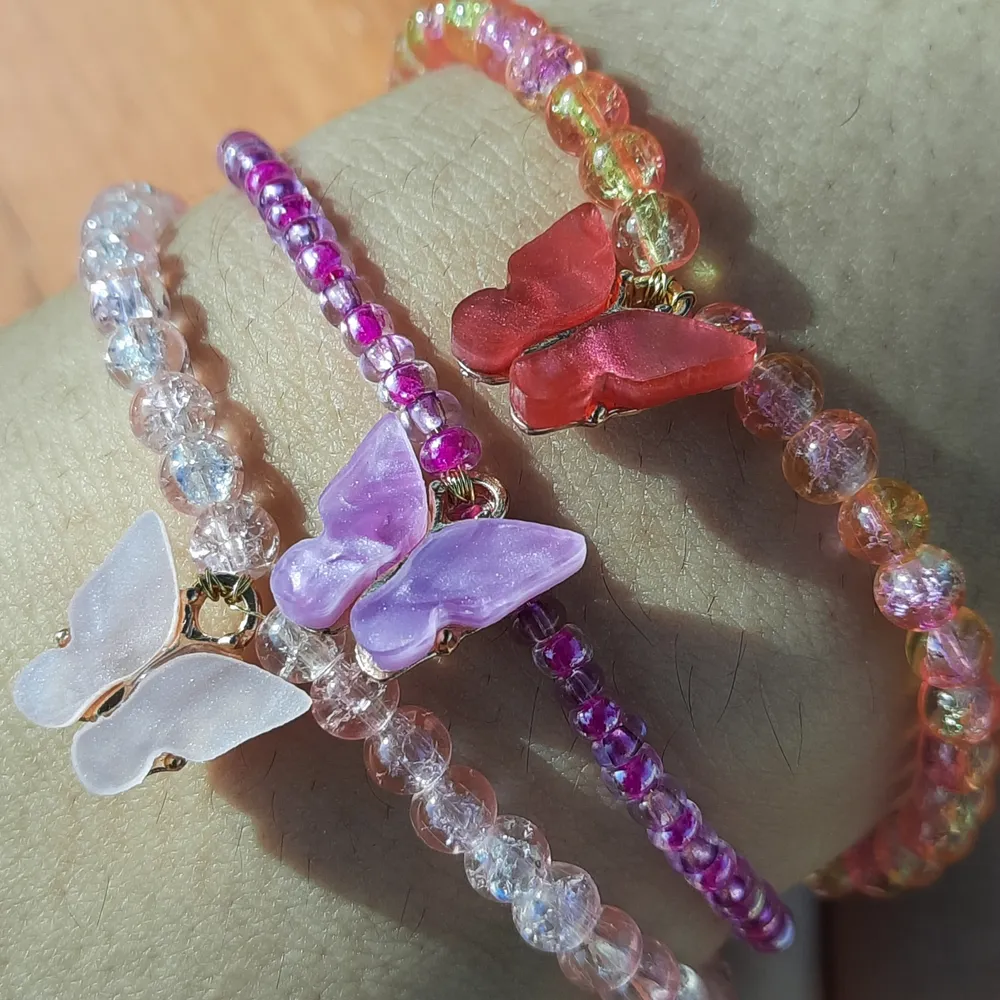 Handmade bracelet in 3 different colours (can make more colours if the colour is available)🥰each for 60 kr + 25 kr shipping😊 all 3 together for 150 kr +25 kr shipping ❤which size you want we can discuss. Payment with swish🧚‍♀️ . Accessoarer.